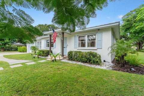 House in Vero Beach, Florida 3 bedrooms, 121.33 sq.m. № 2410743 - photo 2
