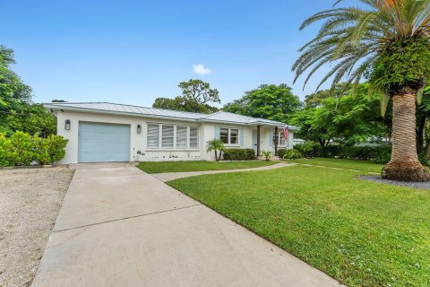 House in Vero Beach, Florida 3 bedrooms, 121.33 sq.m. № 2410743 - photo 4