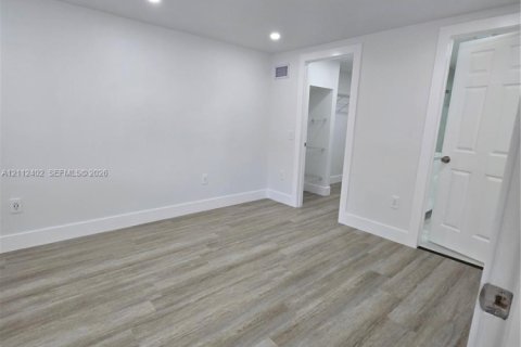 Touwnhouse à louer à Homestead, Floride: 2 chambres, 259.48 m2 № 2432559 - photo 10