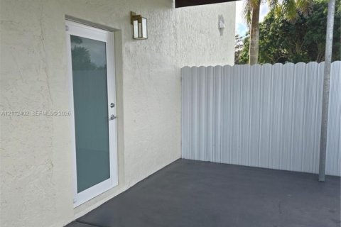 Touwnhouse à louer à Homestead, Floride: 2 chambres, 259.48 m2 № 2432559 - photo 5