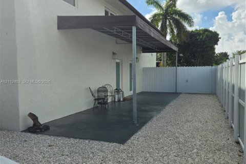 Touwnhouse à louer à Homestead, Floride: 2 chambres, 259.48 m2 № 2432559 - photo 4