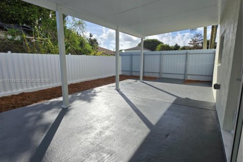 Touwnhouse à louer à Homestead, Floride: 2 chambres, 259.48 m2 № 2432559 - photo 18