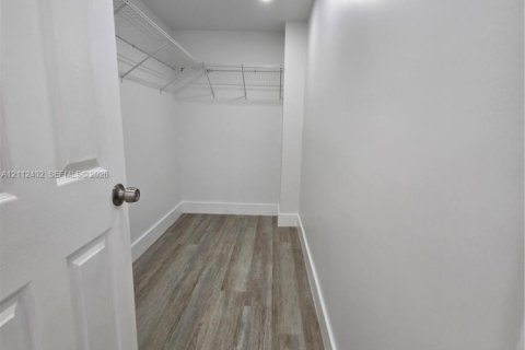 Touwnhouse à louer à Homestead, Floride: 2 chambres, 259.48 m2 № 2432559 - photo 9