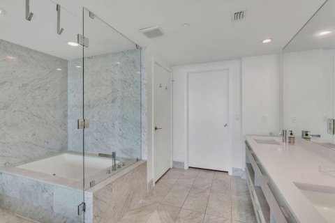 Condo in Miami, Florida, 3 bedrooms  № 2254425 - photo 23