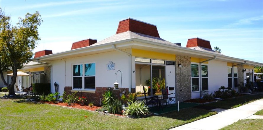 Condominio en Holiday, Florida, 2 dormitorios  № 1577265