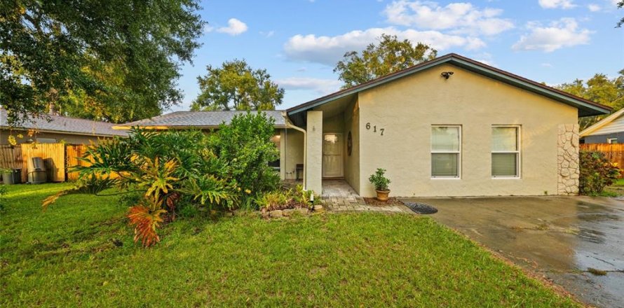 House in Brandon, Florida 4 bedrooms, 183.39 sq.m. № 1894566