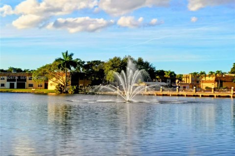 Купить кондоминиум в Холливуд, Флорида 1 спальня, 65.96м2, № 1987112 - фото 1