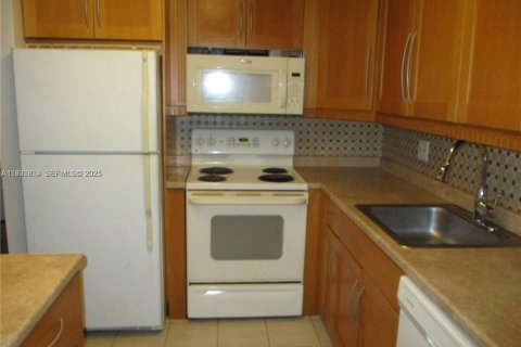 Снять в аренду кондоминиум в Майами, Флорида 2 спальни, 90.67м2, № 1989533 - фото 1