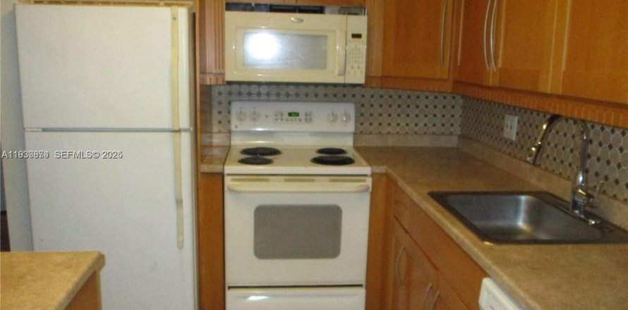 Кондоминиум с 2 спальнями в Майами, Флорида № 1989533