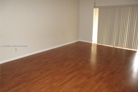 Снять в аренду кондоминиум в Майами, Флорида 2 спальни, 90.67м2, № 1989533 - фото 3