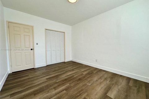 Снять в аренду виллу или дом в Норт-Майами-Бич, Флорида 2 спальни, 83.61м2, № 1989671 - фото 10