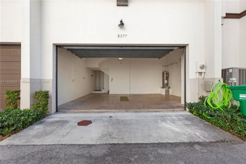 Townhouse in Doral, Florida 3 bedrooms, 173.26 sq.m. № 1892384 - photo 12