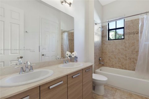 Townhouse in Doral, Florida 3 bedrooms, 173.26 sq.m. № 1892384 - photo 11
