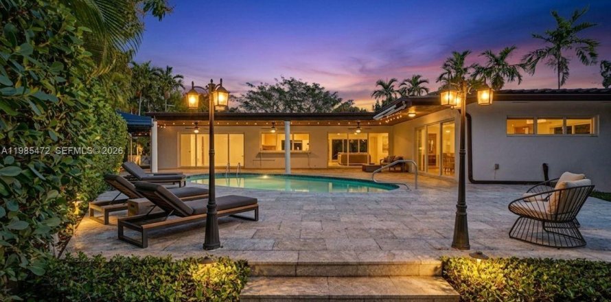 Дом в Майами-Шорс, Флорида 4 спальни, 203.55м2 № 2049575