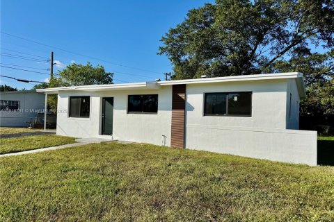 Villa ou maison à vendre à Miami Gardens, Floride: 3 chambres, 104.7 m2 № 1973439 - photo 2