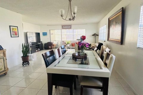 Condominio en venta en Pembroke Pines, Florida, 2 dormitorios, 140 m2 № 2185276 - foto 3