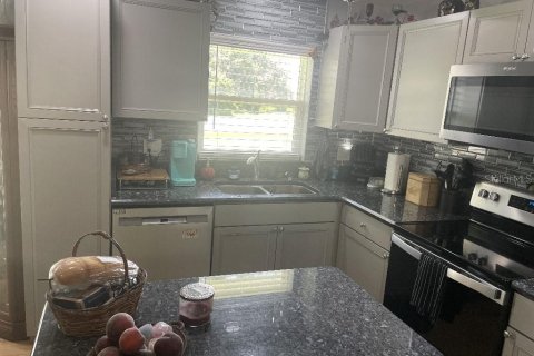 House in Wildwood, Florida 2 bedrooms, 130.43 sq.m. № 223553 - photo 11