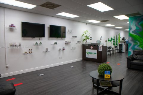 Commercial property in Kendall, Florida № 1863860 - photo 3