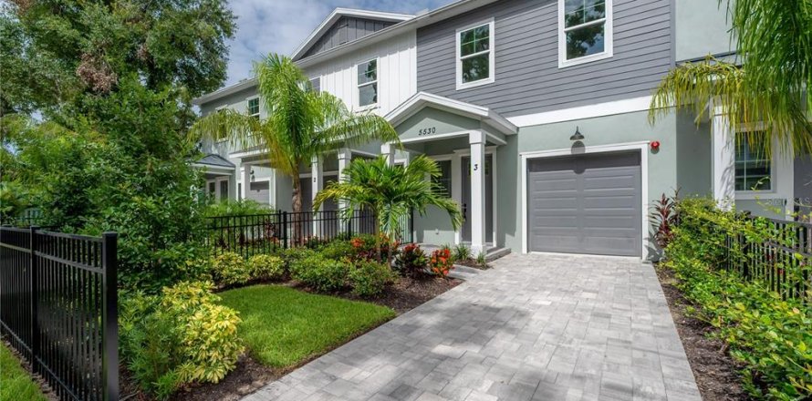 House in Tampa, Florida 3 bedrooms, 185.62 sq.m. № 1837087