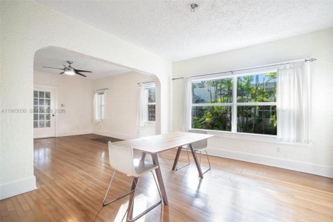 House in Coral Gables, Florida 4 bedrooms, 222.97 sq.m. № 1996064 - photo 18