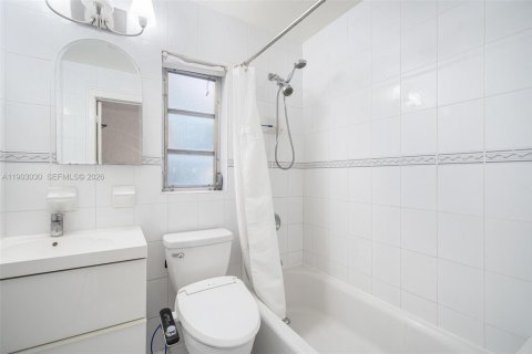 House in Coral Gables, Florida 4 bedrooms, 222.97 sq.m. № 1996064 - photo 11