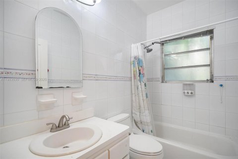 House in Coral Gables, Florida 4 bedrooms, 222.97 sq.m. № 1996064 - photo 14