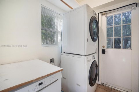 House in Coral Gables, Florida 4 bedrooms, 222.97 sq.m. № 1996064 - photo 23