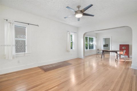 House in Coral Gables, Florida 4 bedrooms, 222.97 sq.m. № 1996064 - photo 17