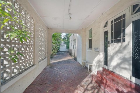 House in Coral Gables, Florida 4 bedrooms, 222.97 sq.m. № 1996064 - photo 7