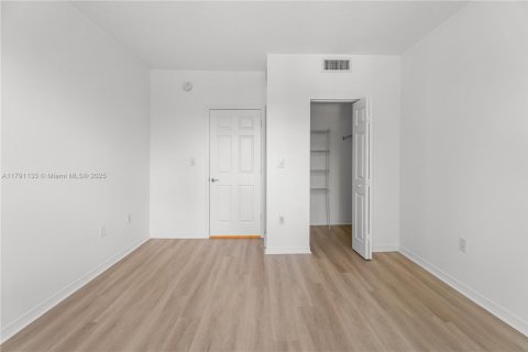 Condo in Miami, Florida, 2 bedrooms  № 1713092 - photo 12