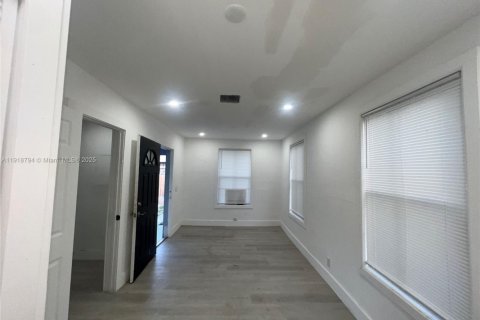 House in Miami, Florida 2 bedrooms, 49.24 sq.m. № 1972119 - photo 16