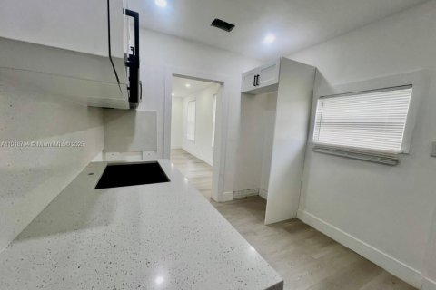 House in Miami, Florida 2 bedrooms, 49.24 sq.m. № 1972119 - photo 8