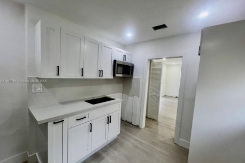 House in Miami, Florida 2 bedrooms, 49.24 sq.m. № 1972119 - photo 10