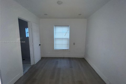 House in Miami, Florida 2 bedrooms, 49.24 sq.m. № 1972119 - photo 13