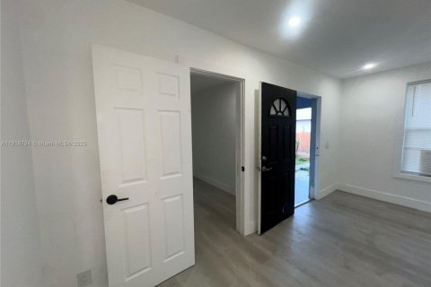 House in Miami, Florida 2 bedrooms, 49.24 sq.m. № 1972119 - photo 18