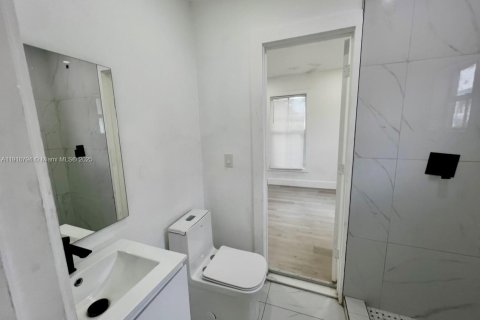 House in Miami, Florida 2 bedrooms, 49.24 sq.m. № 1972119 - photo 11