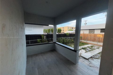 House in Miami, Florida 2 bedrooms, 49.24 sq.m. № 1972119 - photo 6
