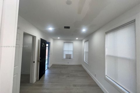 House in Miami, Florida 2 bedrooms, 49.24 sq.m. № 1972119 - photo 17