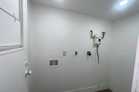 House in Miami, Florida 2 bedrooms, 49.24 sq.m. № 1972119 - photo 15