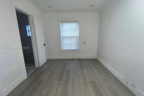 House in Miami, Florida 2 bedrooms, 49.24 sq.m. № 1972119 - photo 14