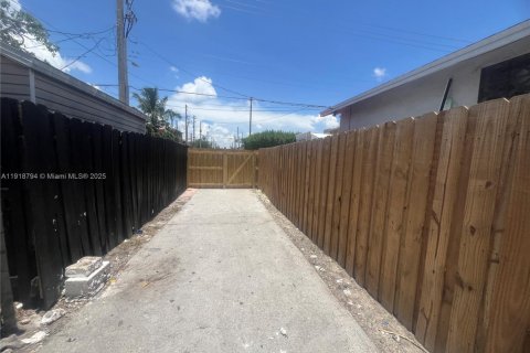 House in Miami, Florida 2 bedrooms, 49.24 sq.m. № 1972119 - photo 7