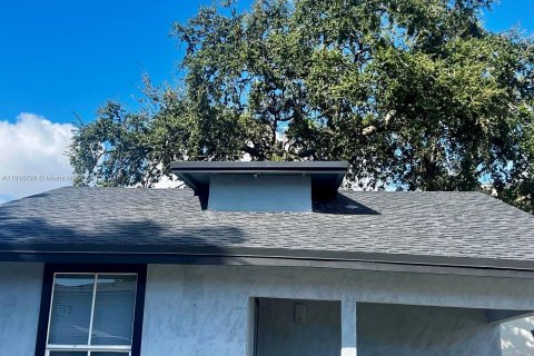 House in Miami, Florida 2 bedrooms, 49.24 sq.m. № 1972119 - photo 3