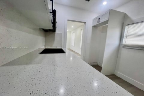 House in Miami, Florida 2 bedrooms, 49.24 sq.m. № 1972119 - photo 9