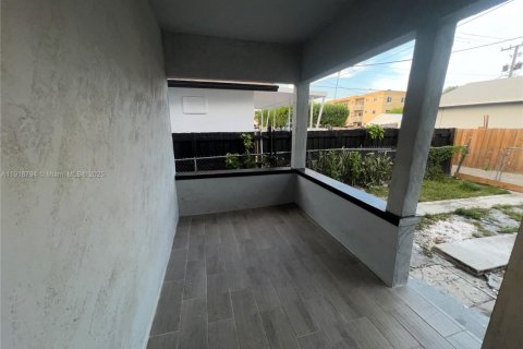 House in Miami, Florida 2 bedrooms, 49.24 sq.m. № 1972119 - photo 5