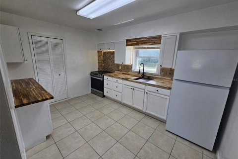 House in Auburndale, Florida 3 bedrooms, 107.02 sq.m. № 2393968 - photo 9