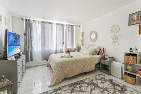 Condo in North Bay Village, Florida, 2 bedrooms  № 2054258 - photo 12