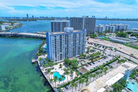 Condo in North Bay Village, Florida, 2 bedrooms  № 2054258 - photo 2