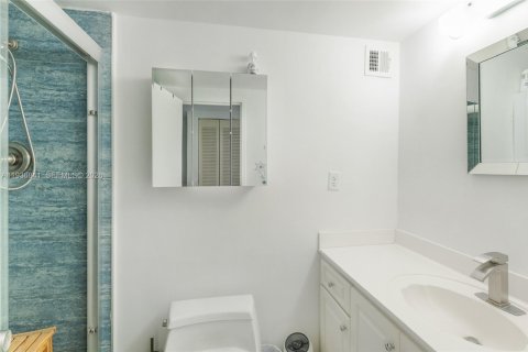 Condo in North Bay Village, Florida, 2 bedrooms  № 2054258 - photo 11