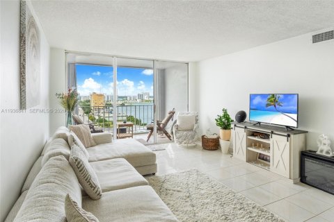Condo in North Bay Village, Florida, 2 bedrooms  № 2054258 - photo 8