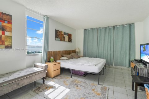 Condo in North Bay Village, Florida, 2 bedrooms  № 2054258 - photo 13
